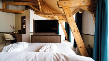 In-room safe, bed sheets