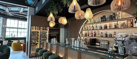 Serves lunch, dinner and happy hour