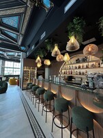 供应午餐、晚餐和欢乐时光优惠