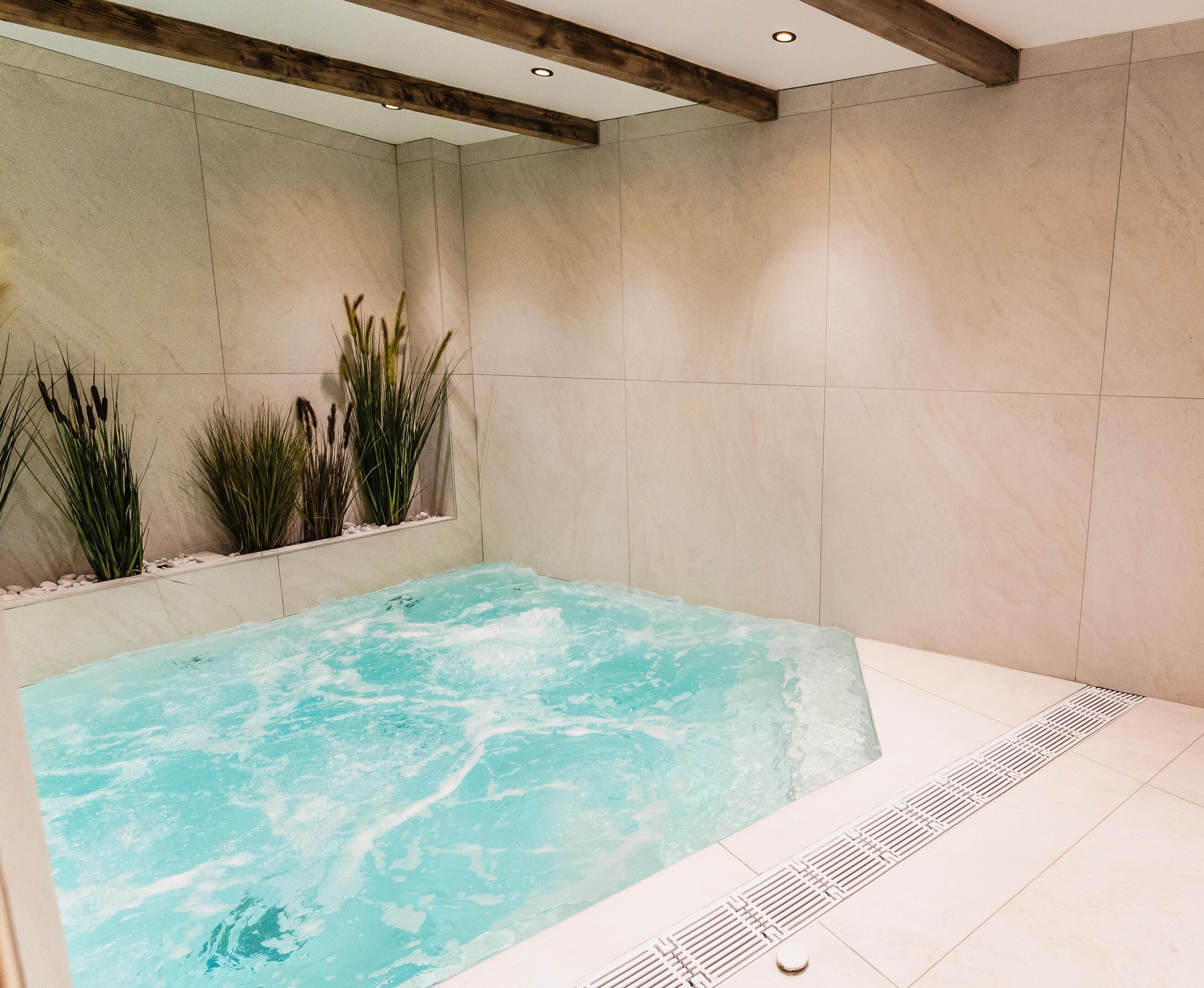 Espace de soins pour les couples, sauna, bain à remous, soins corporels