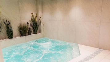 Espace de soins pour les couples, sauna, bain à remous, soins corporels