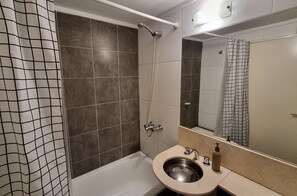 Secadora de cabello, bidet, toallas, jabón 