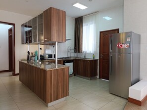 Private kitchen - 2-bedroom apartment in charming Nairobi with fitness room access (Nairobi)