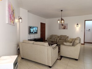 Living area - 2-bedroom apartment in charming Nairobi with fitness room access (Nairobi)