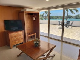 Habitación superior | Caja fuerte, escritorio, espacio para trabajar con un portátil