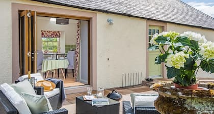 Country Cottage Sleeps 3 With Garden and Parking