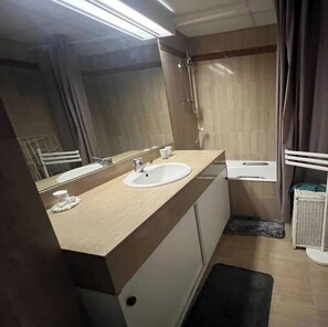 Hair dryer, towels, soap, toilet paper - Villa Schneider (Cannes)
