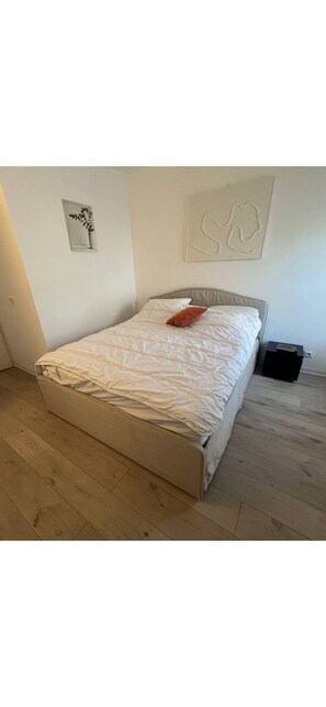 Tabla de planchar con plancha, internet y ropa de cama 