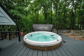 Outdoor spa tub - Dreamy Wellness Retreat | Creekside + Hot Tub (Broken Bow)