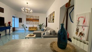 Ein Wohnzimmer mit einer Couch, einem Couchtisch und einer dekorativen Vase.