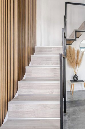A staircase with wooden paneling on one side and a modern design on the other. - Simplicity Suite, Sea view, cosy place near Fira Center, high speed internet! (Fira)