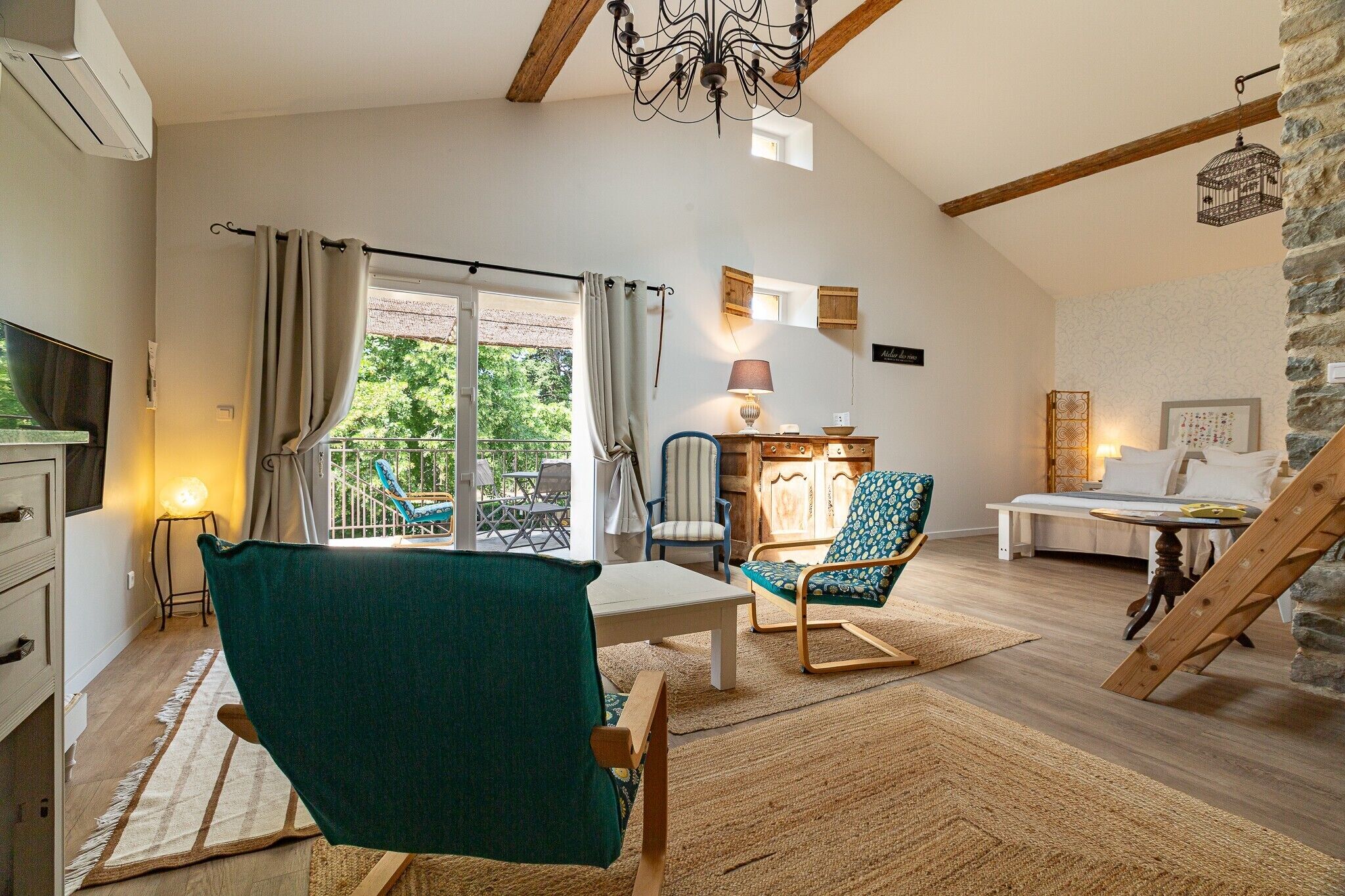 Ein gemütliches Zimmer mit Esstisch, Stühlen, einer Couch, einer Lampe und einer Treppe.