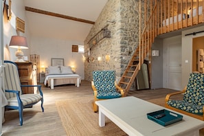 Bed sheets - Crocus Guest Room: Family-Friendly, Air-Conditioned, Countryside, Mountain View (Charols)