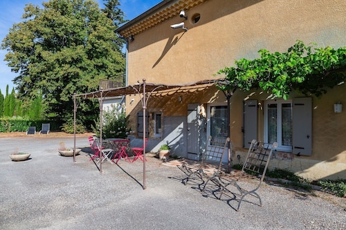 Chambre d’hôtes climatisée « Lavande », en rez de jardin avec vue montagne.
