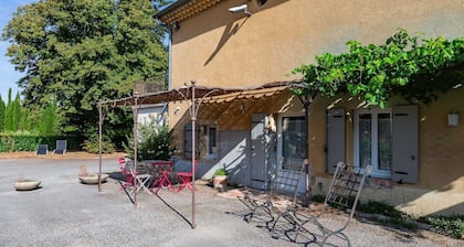 Chambre d’hôtes climatisée « Lavande », en rez de jardin avec vue montagne.