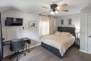 4 bedrooms, desk, iron/ironing board, free WiFi - 4BR Newly Remodeled · Steps to VA Hospital · Garage · Sunroom · Sleeps 7 (Omaha)