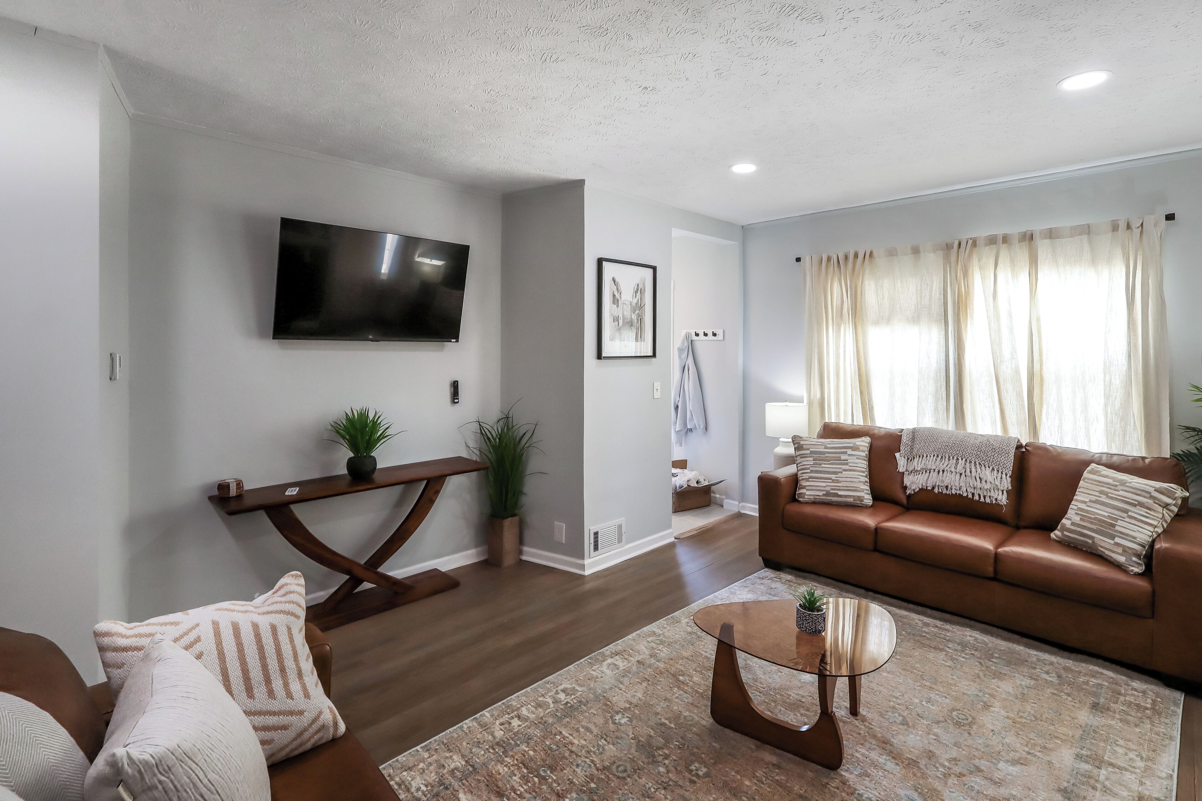 Smart TV y chimenea 