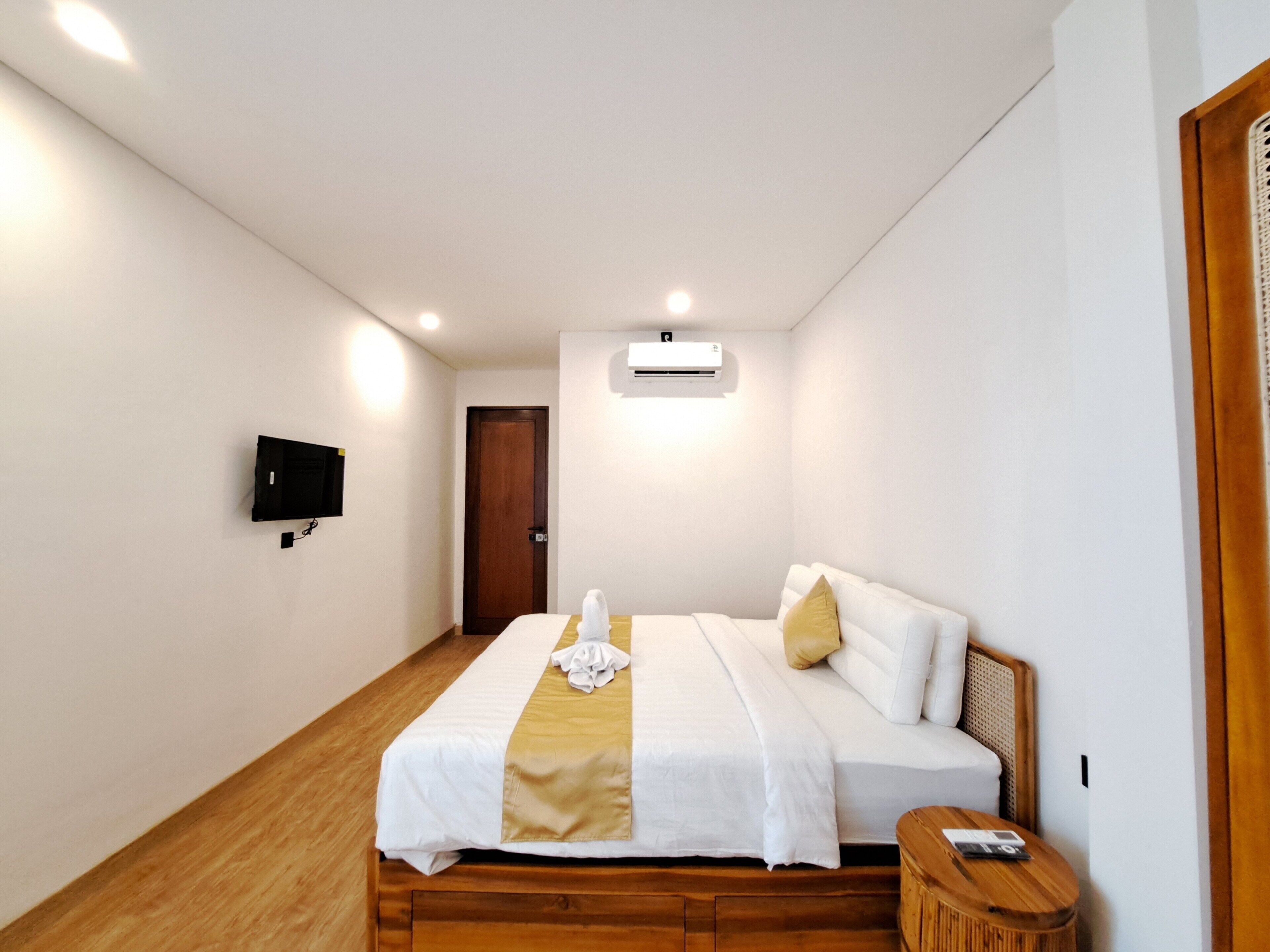 In-room safe, soundproofing, iron/ironing board, free WiFi