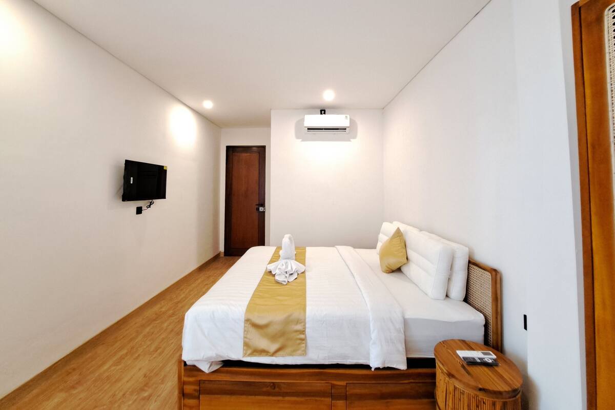 In-room safe, soundproofing, iron/ironing board, free WiFi