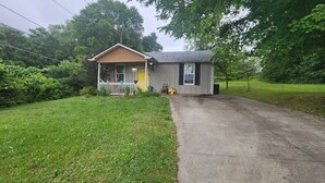 Exterior - Cozy 2-bedroom house in charming Clarksville with AC (Clarksville)