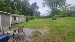 Outdoor dining - Cozy 2-bedroom house in charming Clarksville with AC (Clarksville)