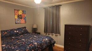Room - Cozy 2-bedroom house in charming Clarksville with AC (Clarksville)