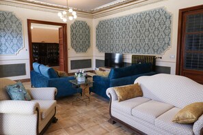 A living room with two sofas, a coffee table, and a television. - Holiday Home 'Villa Almudena' with Private Pool, Wi-Fi and Air Conditioning (Nava de la Asunción)