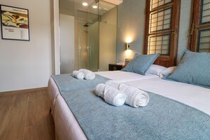 Tabla de planchar con plancha, wifi, ropa de cama