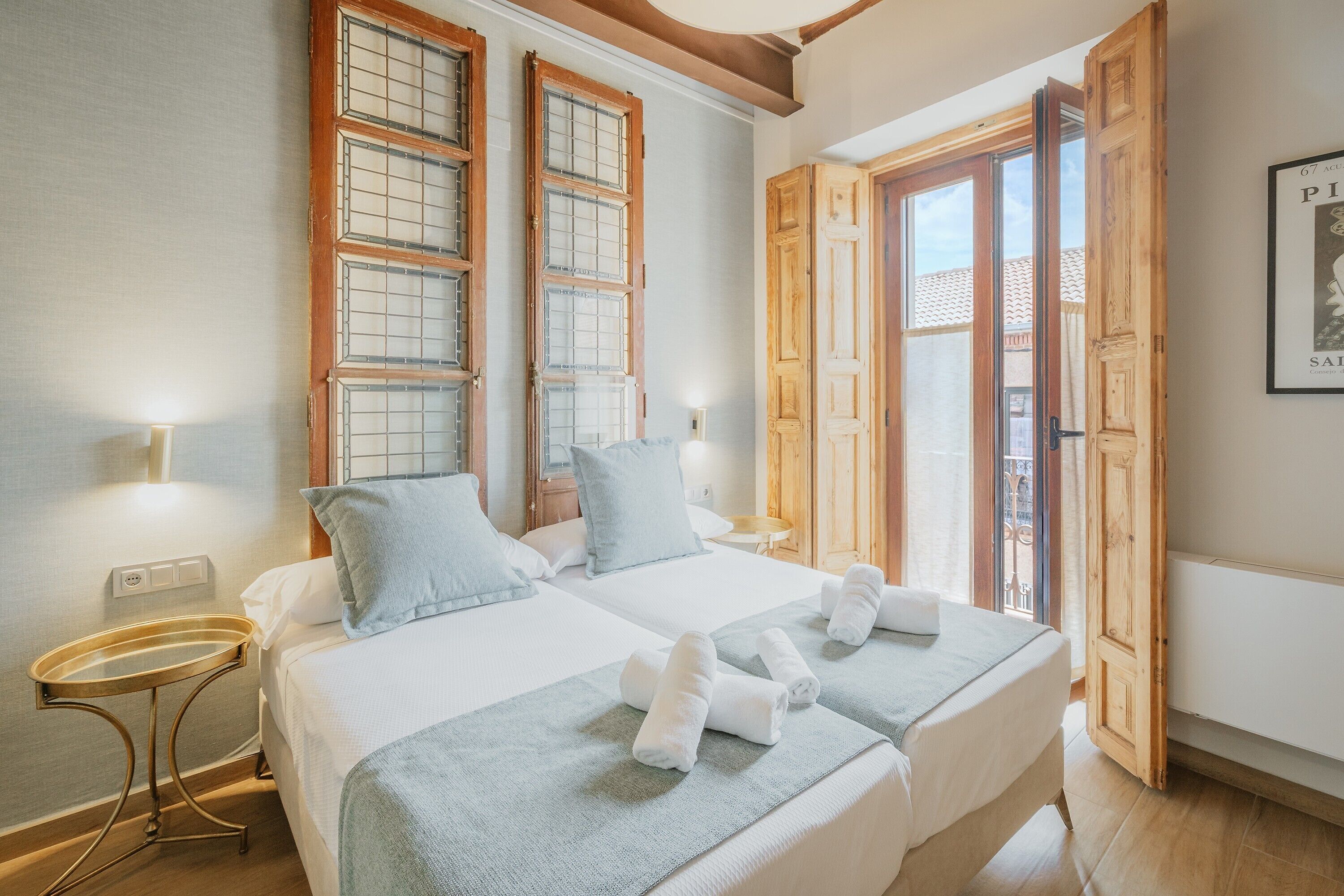Tabla de planchar con plancha, wifi, ropa de cama