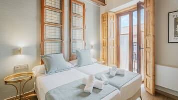Tabla de planchar con plancha, wifi, ropa de cama