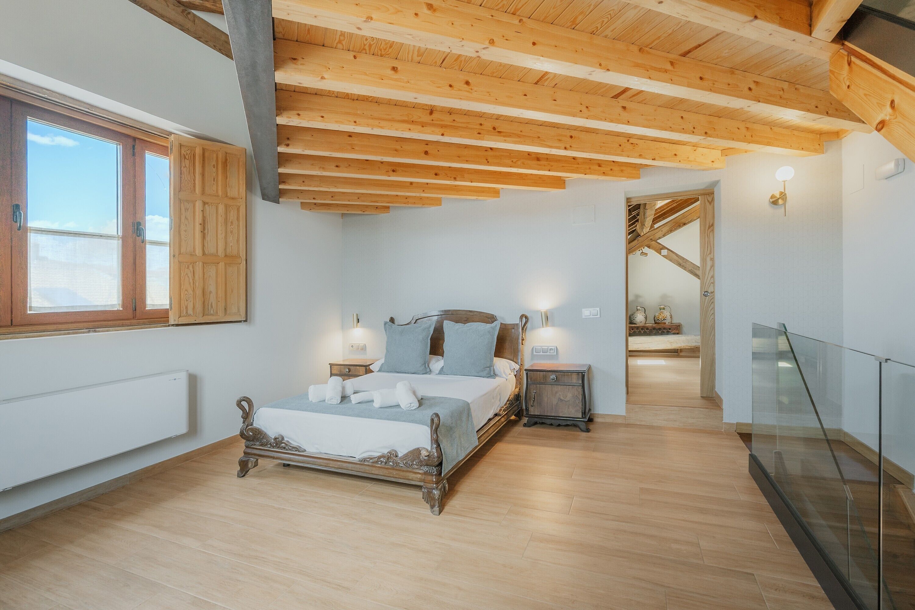Tabla de planchar con plancha, wifi, ropa de cama