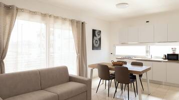Appartamento Classic, 1 camera da letto, balcone | Area soggiorno | TV 30 pollici con canali satellitari