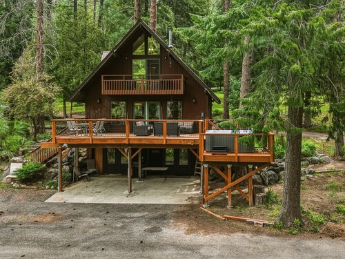 Mountain Cabin w/ Hot Tub - Sleeps 6
