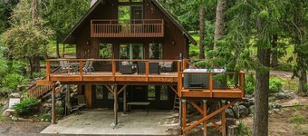 Mountain Cabin w/ Hot Tub - Sleeps 6
