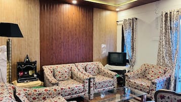 Studio, Balcony, Mountain View | Living area