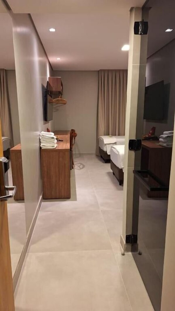 Habitación triple Deluxe, vista a la ciudad | Escritorio, espacio para trabajar con laptop y insonorización