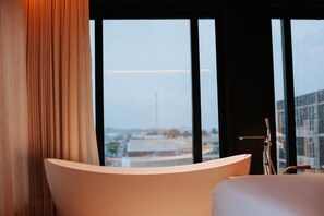 Separate bathtub and shower, towels, soap, shampoo - Catuai Hotel (Jaru)