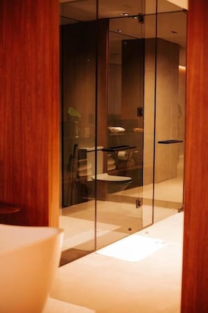 Suite de lujo, vista a la ciudad | Baño | Tina y regadera independientes, toallas, jabón, shampoo
