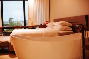 Luxury Suite, City View | Desk, laptop workspace, soundproofing, iron/ironing board - Catuai Hotel (Jaru)