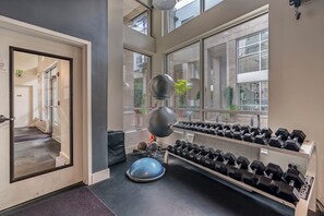 Fitness facility - Luxury Condo~AC~Gym~Parking~99 WalkScore~Workspace (Seattle)