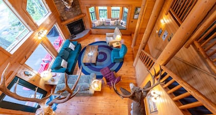 Wallowa River Log Cabin - Mountain Views & Hot Tub