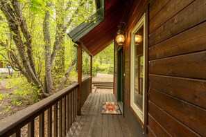 Terrace/patio - Wallowa River Log Cabin - Mountain Views & Hot Tub (Joseph)