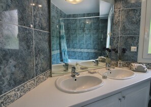 Bathroom - Seafront Terrace & Wi-Fi [600m from station]. (Menton)