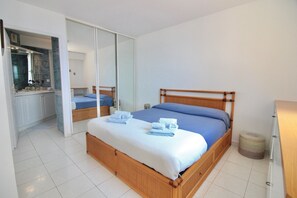 Room - Seafront Terrace & Wi-Fi [600m from station]. (Menton)