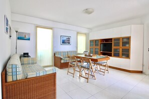 Living area - Seafront Terrace & Wi-Fi [600m from station]. (Menton)