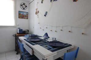 Dining - Seafront Terrace & Wi-Fi [600m from station]. (Menton)