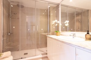 Shower, hair dryer, bidet, towels - Apartamento Azur - Exclusivo apartamento frente al mar en Sitges (Sitges)