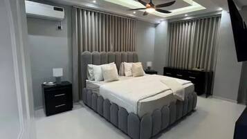 3 bedrooms, iron/ironing board, WiFi (free), bed sheets