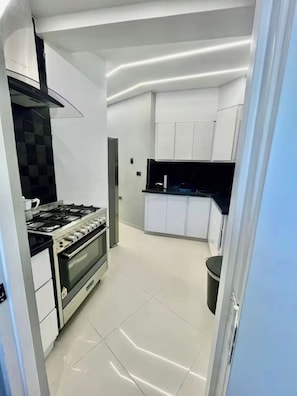 Réfrigérateur, four à micro-ondes, un four, surface de cuisson