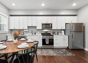 Private kitchen - LUX 8BR Somerville Group Retreat, Sleeps 24, Free Parking, Walk to Green Line (Somerville)